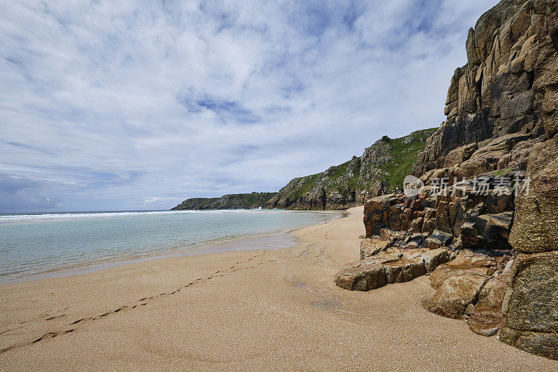 在一个阳光明媚的6月早晨，沿着Pedn Vounder海滩，到Porthcurno，康沃尔的涨潮。